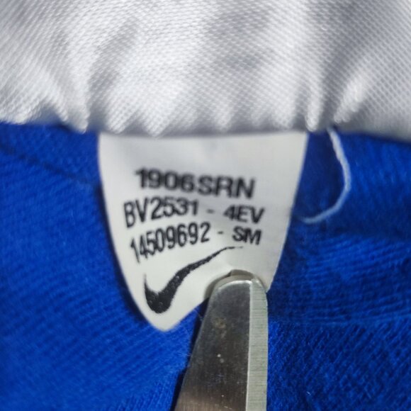 The Nike Tee T-shirt boys size S  blue with baseball design - Picture 6 of 8